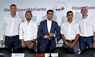 David Aganzo, rodeado de algunos directivos que ultiman la moción de censura contra él. | EFE