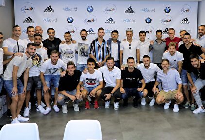 Foto de familia de los futbolistas de Primera tras la reunión celebrada este lunes en la sede de la AFE. | EFE