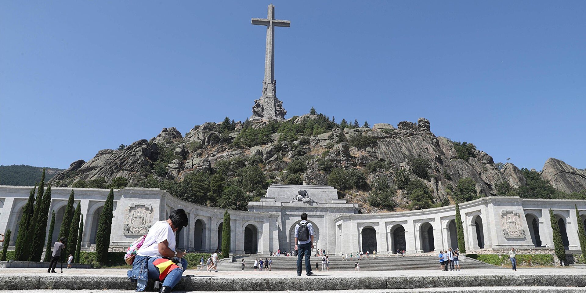El Gobierno expulsará a los benedictinos del Valle de los Caídos y "reflexionará" sobre el derribo de la Cruz
