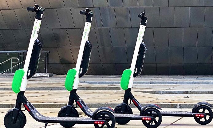 Patinetes aparcados en una acera |  Lime