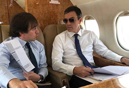 Pedro Sánchez, viajando en el avión presidencial. | La Moncloa