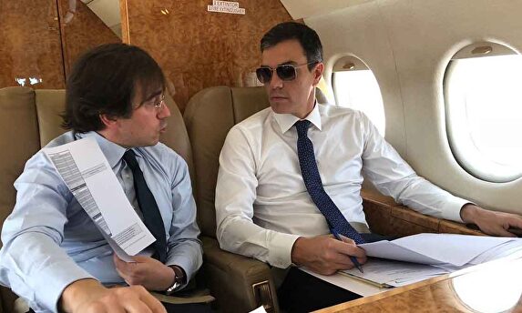 Pedro Sánchez, en el avión presidencial. |  La Moncloa