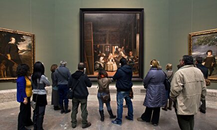 El público contempla 'Las meninas' de Velázquez |  Museo del Prado