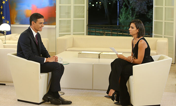 La periodista Ana Pastor entrevistando a Pedro Sánchez | Valentín Carrera/Moncloa