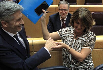 Marlaska saluda a la ministra Delgado, que le llamó 'maricón'. |  EFE