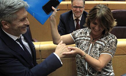 Marlaska saluda a la ministra Delgado, que le llamó 'maricón'. |  EFE