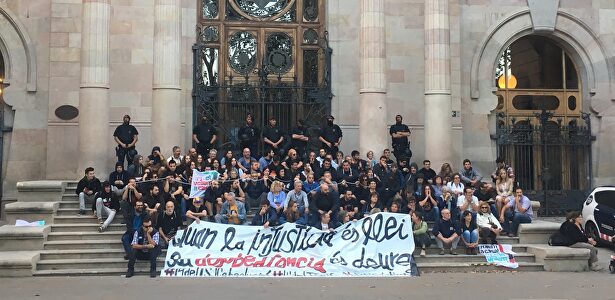 Protesta frente al TSJC |  Europa Press
