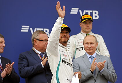 Vladímir Putin recibió a Hamilton en el podio | EFE