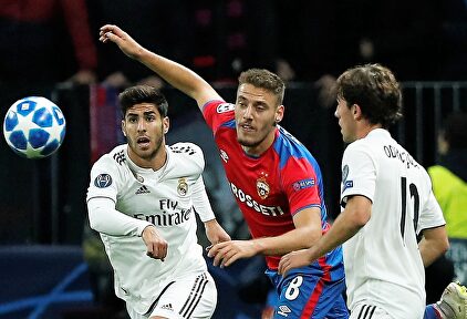 Nikola Vlasic (c), en acción ante Marco Asensio y Álvaro Odriozola. | EFE