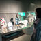 Una de las visitantes observa algunos de los robots más famosos expuestos en la Fundación Telefónica.