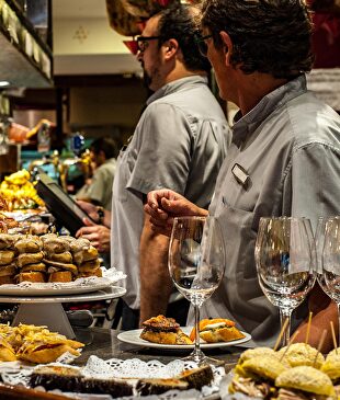 Bar de pinchos en San Sebastián | Alamy