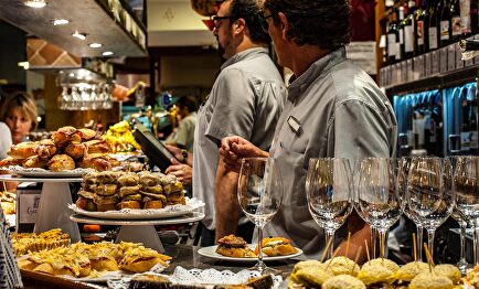 Bar de pinchos en San Sebastián | Alamy