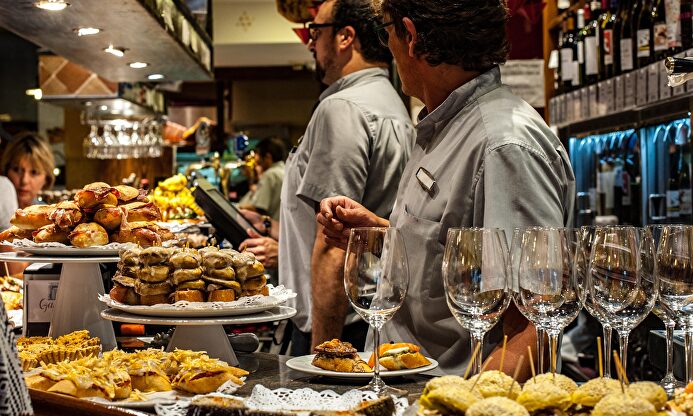 Bar de pinchos en San Sebastián | Alamy