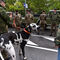 Uno de los ciudadanos se paseó entre las tropas, un par de horas entes del comienzo, con un bonito perro.