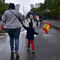 Al finalizar el desfile comenzó a llover. Una madre se dirige a Plaza de Castilla con su hijo de la mano.