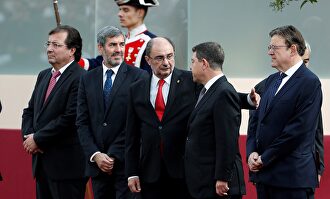 Vara, Lambán, Page y Puig en el desfile del 12 de octubre. | EFE