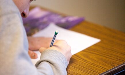 Un alumno en clase | Unsplash/Ben Mullins