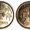 5 pesetasEstas monedas estaban hechas de cobre, níquel, hierro y manganeso. A partir de 1993, sus grabados muestran diferentes símbolos de las CCAA