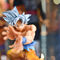 Una figura realista fabricada en plástico de Goku, el protagonista de Bola de Dragón.
