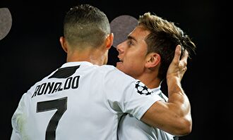 Paulo Dybala celebra junto a Cristiano Ronaldo un gol con la Juventus de Turín. | EFE