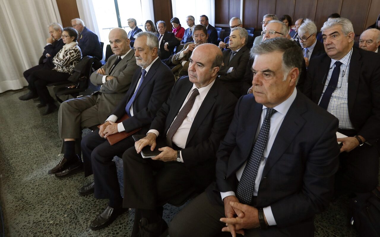 Chaves, Griñán, Zarrías y Viera en una sesión del juicio de los ERE |  EFE