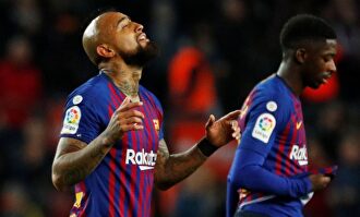 Arturo Vidal, junto a Dembele. |  EFE