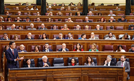 Pedro Sánchez responde a la oposición durante una sesión de control, en el Congreso, en la pasada legislatura. |  EFE
