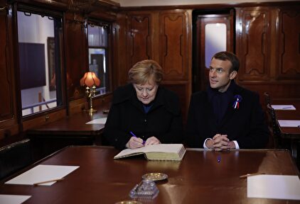 Merkel y Macron en la reconstrucción del vagón donde se firmó el armisticio que puso fin a la Primera Guerra Mundial. | EFE