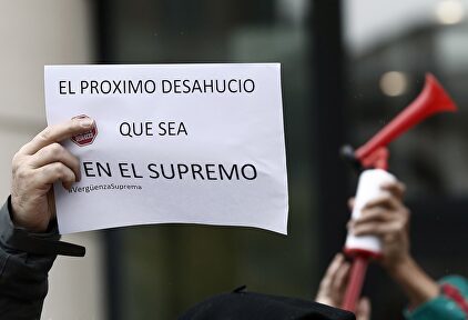 Un momento de la cacerolada convocada por la Plataforma de Afectados por la Hipoteca de Navarra, este sábado en Pamplona. | EFE