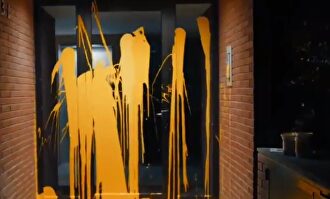 Portal de la casa del juez Llarena atacado por los cachorros de la CUP | Twitter de Arran