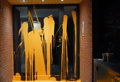 Portal de la casa del juez Llarena atacado por los cachorros de la CUP | Twitter de Arran