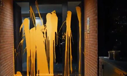 Portal de la casa del juez Llarena atacado por los cachorros de la CUP | Twitter de Arran