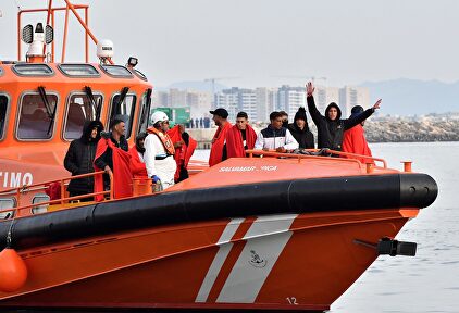 Salvamento Marítimo traslada a un grupo de inmigrantes a puerto. | EFE