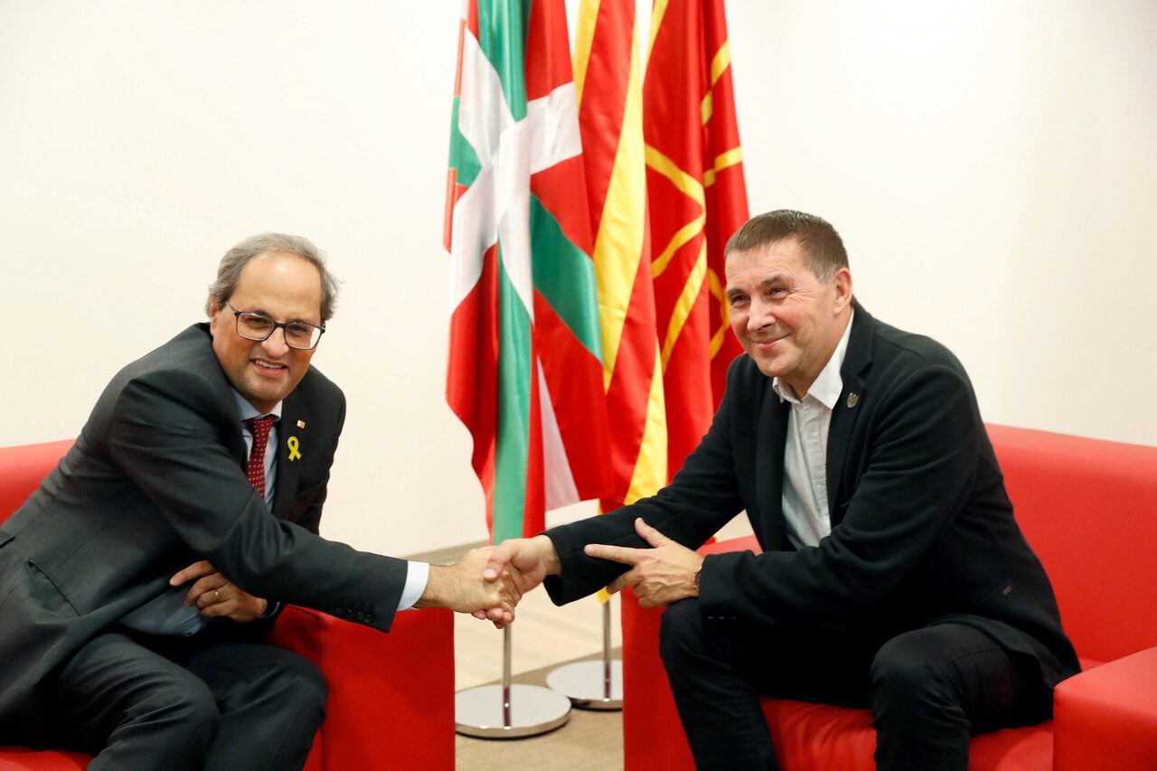 El presidente de la Generalidad de Cataluña, Quim Torra, con el bilduetarra Arnaldo Otegi | EFE