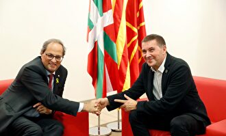 El presidente de la Generalidad de Cataluña, Quim Torra, con el bilduetarra Arnaldo Otegi | EFE