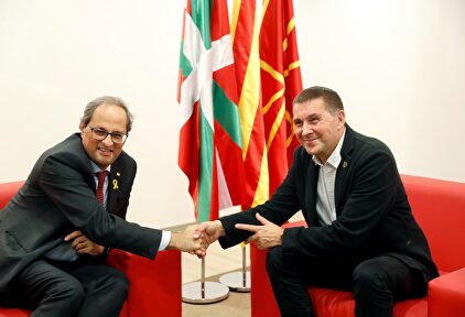El presidente de la Generalidad de Cataluña, Quim Torra, con el bilduetarra Arnaldo Otegi | EFE