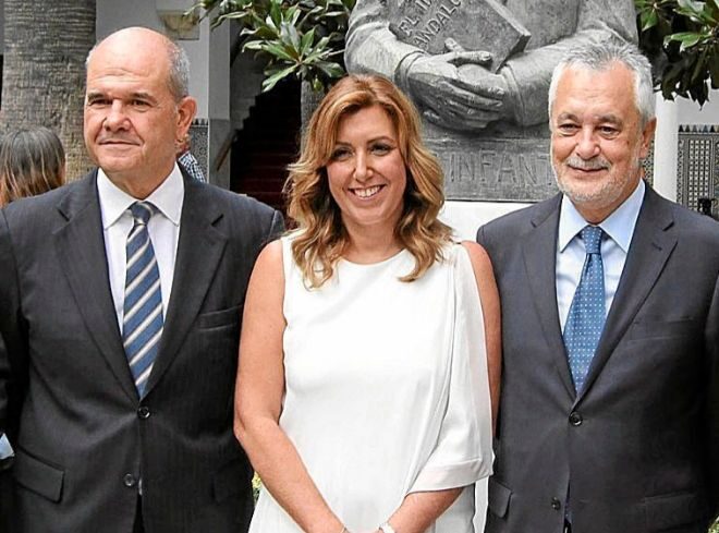Manuel Chaves y José Antonio Griñán, con Susana Díaz el día de su toma de posesión como presidenta. | EFE