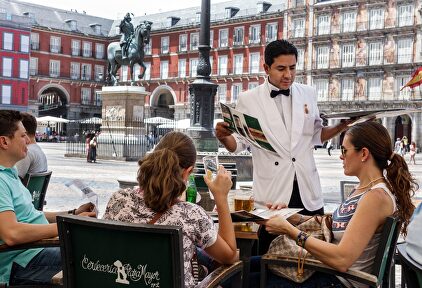 Un camarero en la Plaza Mayor | Alamy