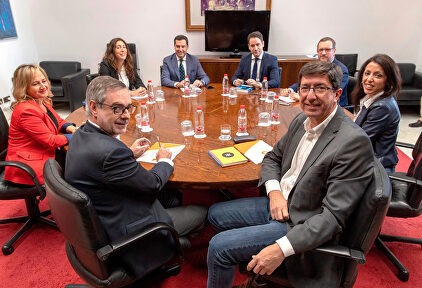 Foto de una de las reuniones de los equipos de PP y Cs | EFE