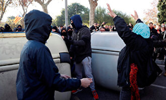 CDR tumbando contendores en Barcelona |  EFE