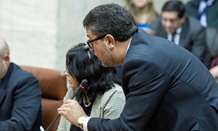 Francisco Serrano, durante un pleno en el Parlamento andaluz | EFE
