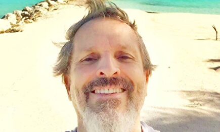Miguel Bosé, en la playa | Instagram