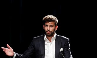 El show de Piqué a un mes para la Copa Davis: comparte en público su número de móvil