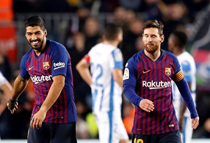 Suárez y Messi celebran el polémico tanto. | EFE