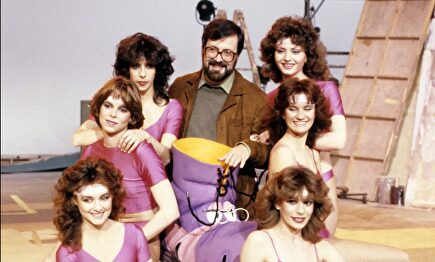 Chicho Ibáñez Serrador rodeado de las azafatas del Un dos tres |  Gtres