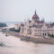 La ubicación del Parlamento de Budapest es importante. Se construyó a orillas del Danubio en la parte de Pest en frente del Palacio Real, elevado en la colina de Buda, precisamente para representar ese contrapeso con la monarquía. Este maravilloso edificio representa la independencia alcanzada por los húngaros después de la época del imperio austrohúngaro.