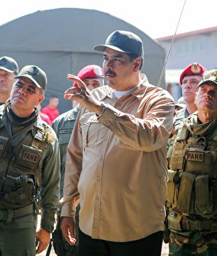 Maduro, rodeado de militares. |  EFE