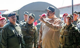 Maduro, rodeado de militares |  EFE