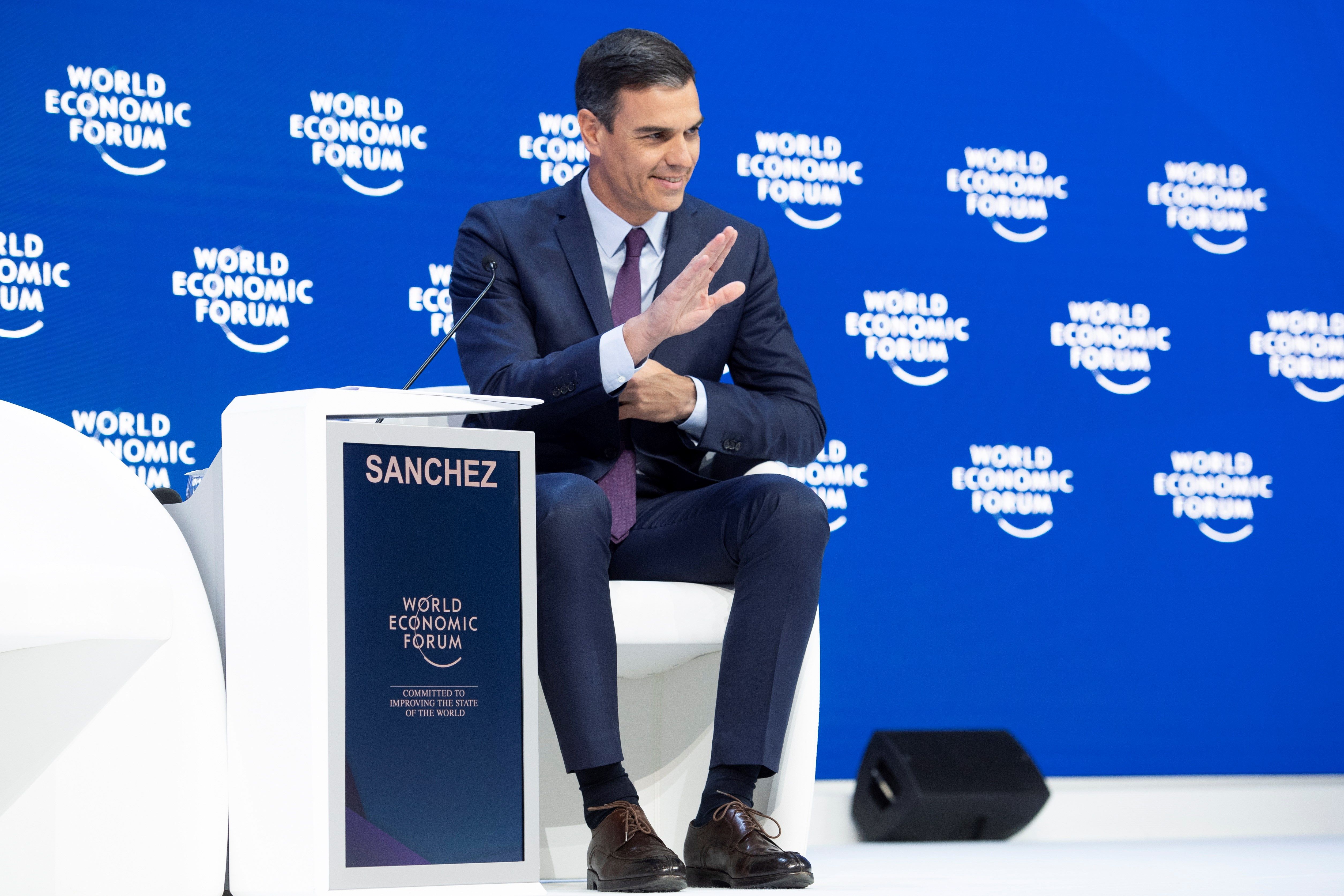 ¿De qué presume Sánchez en Davos? Somos más pobres, estamos más endeudados y masacrados a impuestos