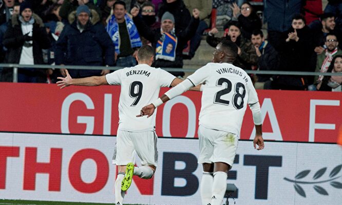 Benzema y Vinicius celebran el gol en Gerona | EFE